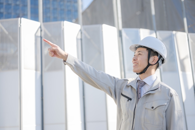 指差し確認をする男性